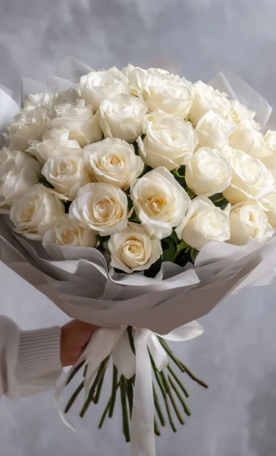 Белые розы «Туманная гладь»