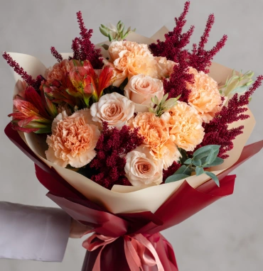 Букет с гвоздиками «Бархатный вечер»