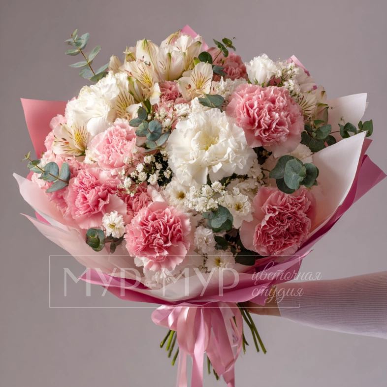 Букет с гвоздиками &laquo;Нежный румянец&raquo;