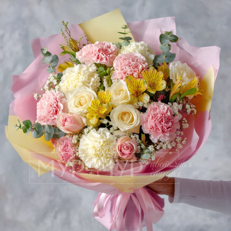 Букет с гвоздиками &laquo;Яркий момент&raquo;