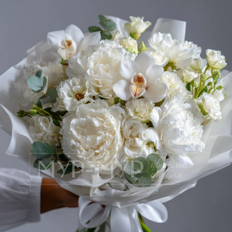 Букет с пионами &laquo;Снежное прикосновение&raquo;