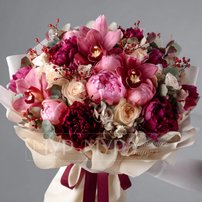 Букет с пионами &laquo;Рубиновая вуаль&raquo;