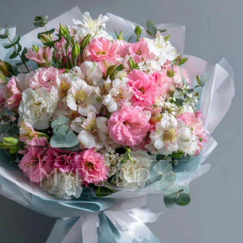 Букет с эустомами &laquo;Утренний бриз&raquo;