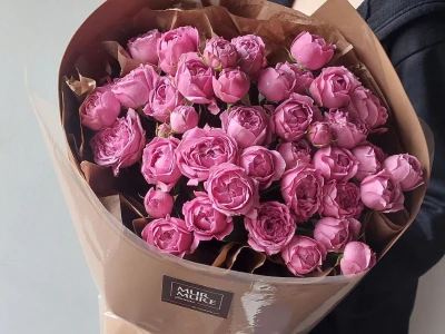 Букет из розовых пионовидных роз 