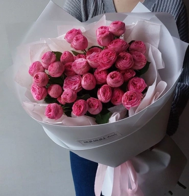 Монобукет из пионовидных кустовых роз «Первое свидание»