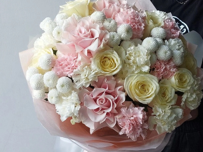 Букет с французскими розами и гвоздиками «Розовые облака»