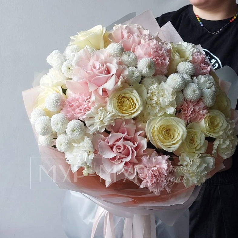 Букет с французскими розами и гвоздиками &laquo;Розовые облака&raquo;