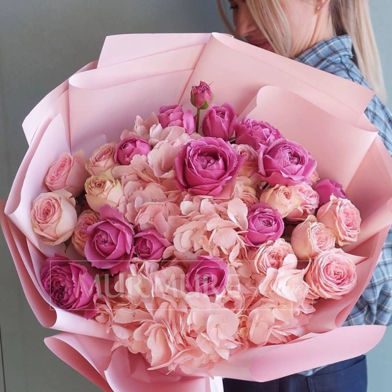 Букет из пионовидных кустовых роз и гортензии &laquo;Розовый рассвет&raquo;