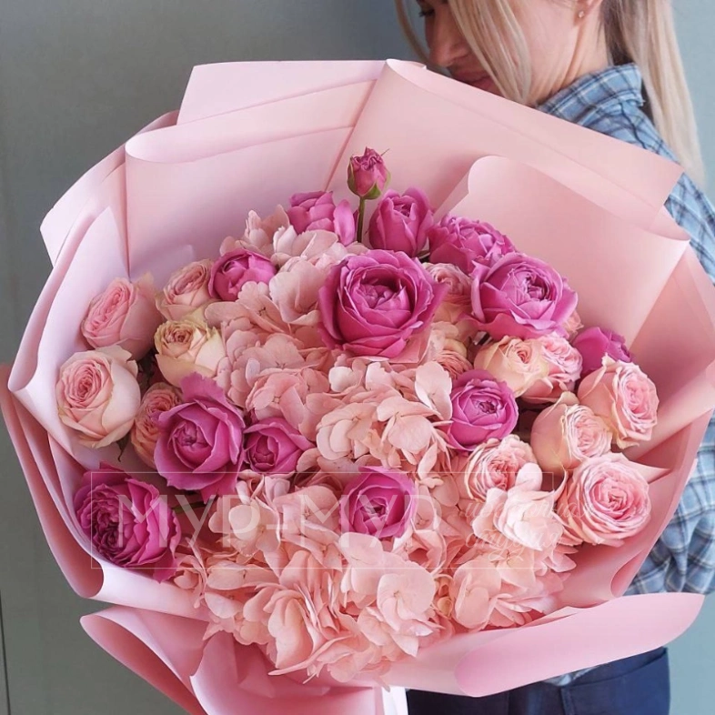 Букет из пионовидных кустовых роз и гортензии &laquo;Розовый рассвет&raquo;