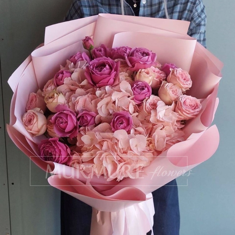 Букет из пионовидных кустовых роз и гортензии &laquo;Розовый рассвет&raquo;