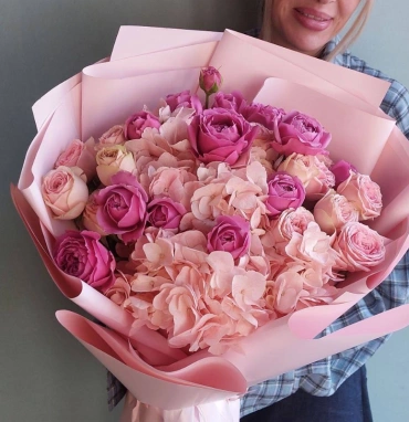 Букет из пионовидных кустовых роз и гортензии «Розовый рассвет»