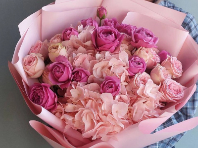 Букет из пионовидных кустовых роз и гортензии «Розовый рассвет»