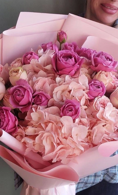 Букет из пионовидных кустовых роз и гортензии «Розовый рассвет»