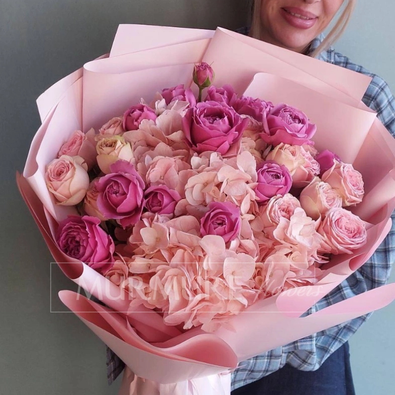 Букет из пионовидных кустовых роз и гортензии &laquo;Розовый рассвет&raquo;