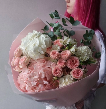 Сборный букет из кустовых роз и гортензии «Нежный цветочный сон»