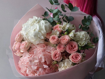 Сборный букет из кустовых роз и гортензии «Нежный цветочный сон»