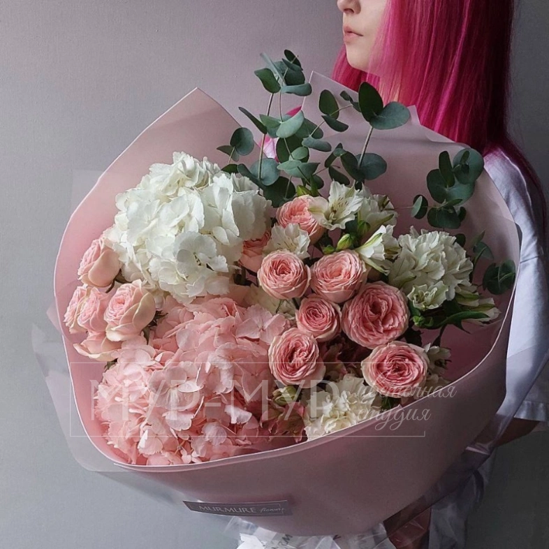 Сборный букет из кустовых роз и гортензии &laquo;Нежный цветочный сон&raquo;