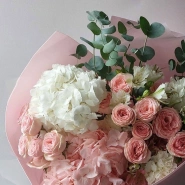 Сборный букет из кустовых роз и гортензии &laquo;Нежный цветочный сон&raquo; 1