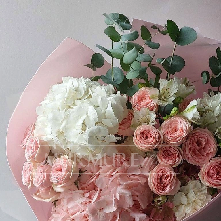 Сборный букет из кустовых роз и гортензии &laquo;Нежный цветочный сон&raquo;