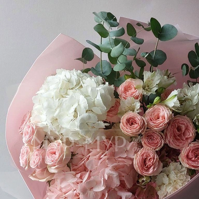 Сборный букет из кустовых роз и гортензии &laquo;Нежный цветочный сон&raquo;