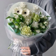 Сборный букет с гортензией, герберами и гвоздиками &laquo;Снежный&raquo; 1