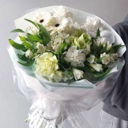 Сборный букет с гортензией, герберами и гвоздиками &laquo;Снежный&raquo; 0