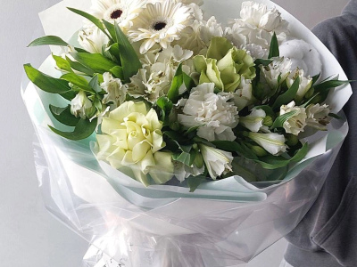 Сборный букет с гортензией, герберами и гвоздиками «Снежный»