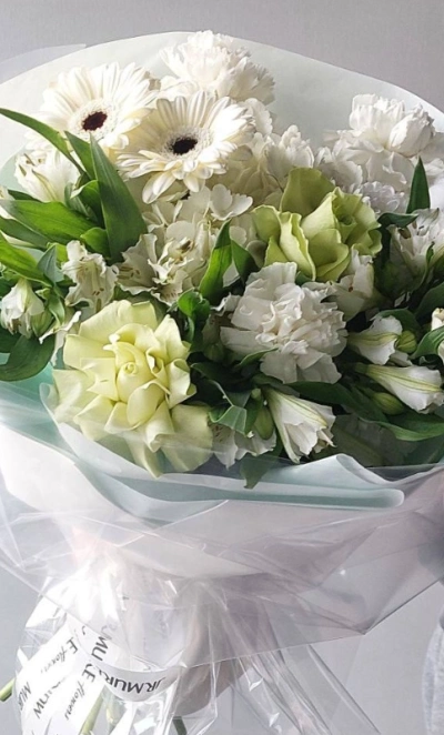 Сборный букет с гортензией, герберами и гвоздиками «Снежный»