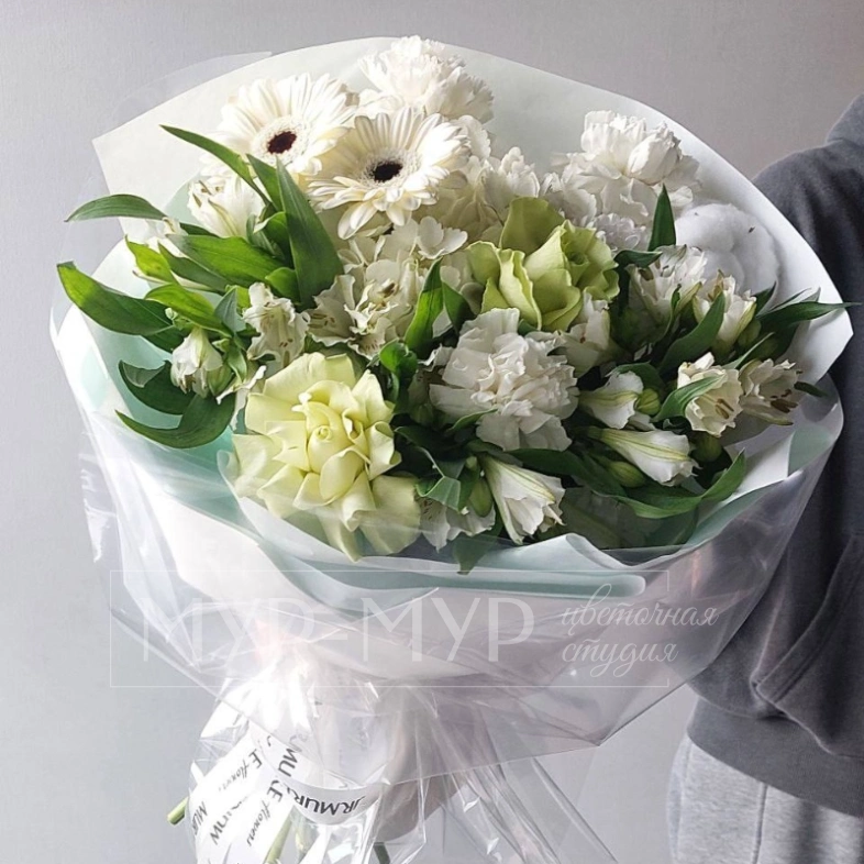 Сборный букет с гортензией, герберами и гвоздиками &laquo;Снежный&raquo;