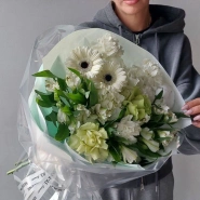 Сборный букет с гортензией, герберами и гвоздиками &laquo;Снежный&raquo; 2