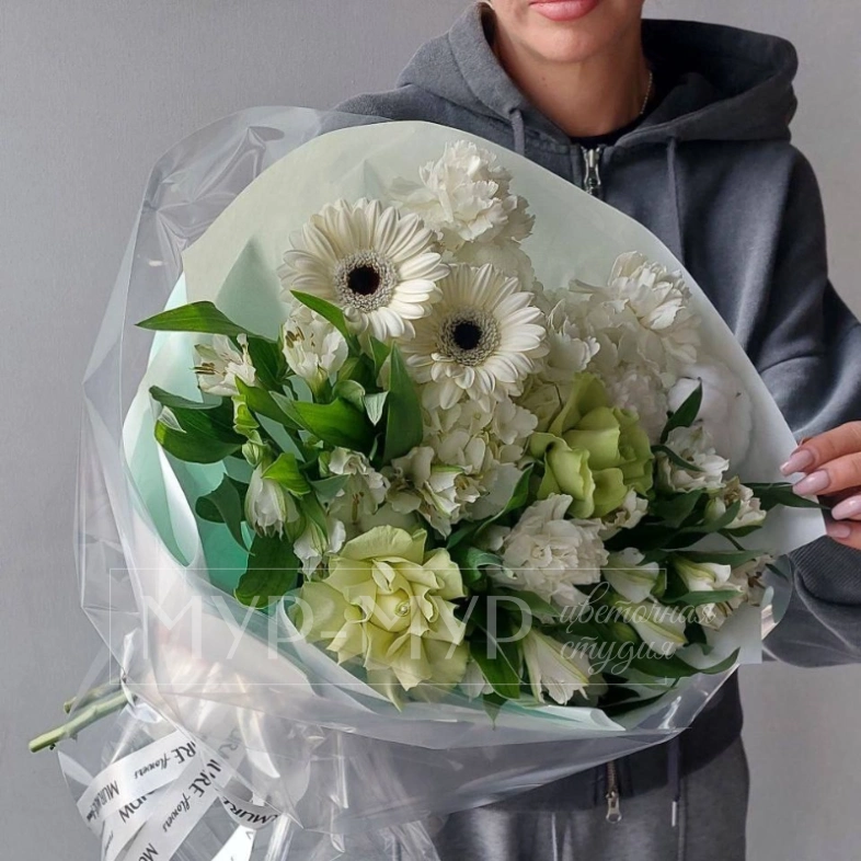 Сборный букет с гортензией, герберами и гвоздиками &laquo;Снежный&raquo;