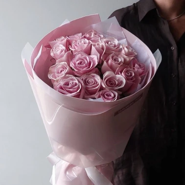 Монобукет из 15 розовых роз «Нежный сюрприз»