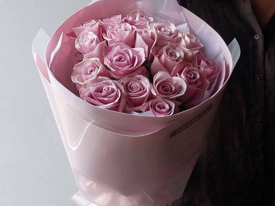 Монобукет из 15 розовых роз «Нежный сюрприз»