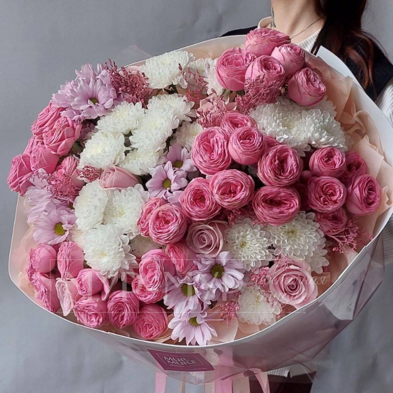 WOW-букет из пионовидных кустовых роз и хризантемы &laquo;Влюбился&raquo;