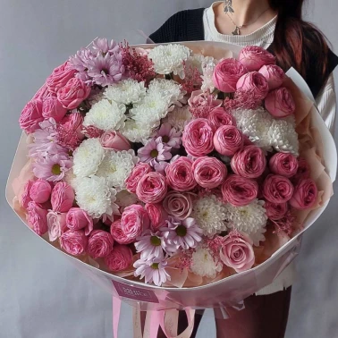 WOW-букет из пионовидных кустовых роз и хризантемы «Влюбился»