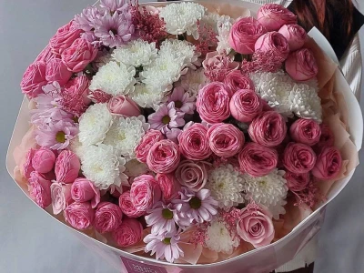 WOW-букет из пионовидных кустовых роз и хризантемы «Влюбился»