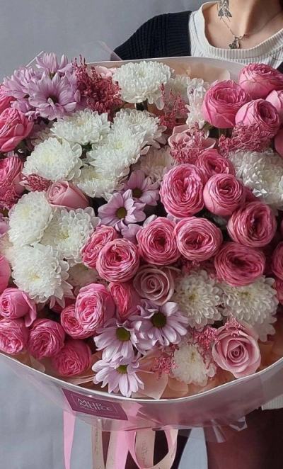 WOW-букет из пионовидных кустовых роз и хризантемы «Влюбился»