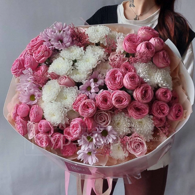 WOW-букет из пионовидных кустовых роз и хризантемы &laquo;Влюбился&raquo;