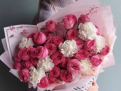 Букет из пионовидных роз и гвоздик «Маршмэллоу» 