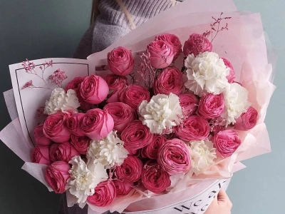 Букет из пионовидных роз и гвоздик «Маршмэллоу» 