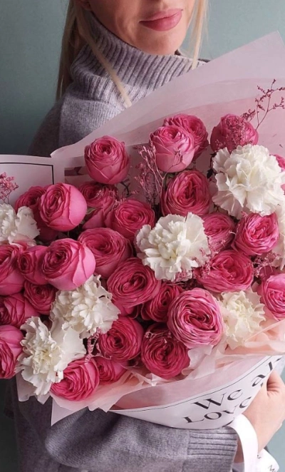 Букет из пионовидных роз и гвоздик «Маршмэллоу» 