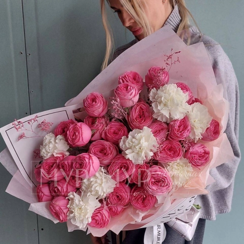 Букет из пионовидных роз и гвоздик &laquo;Маршмэллоу&raquo; 