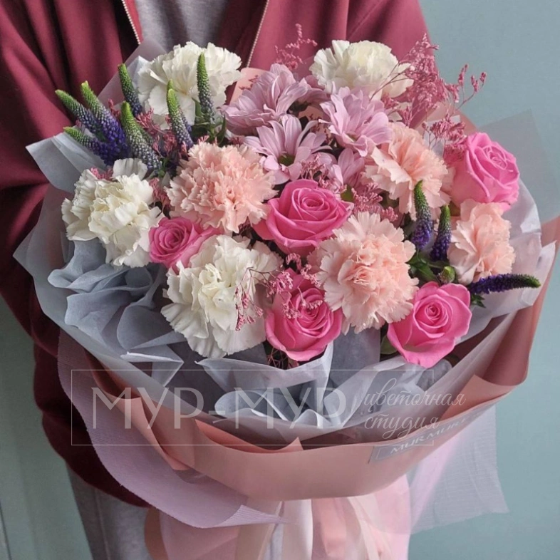 Сборный букет с гвоздиками и розами &laquo;Я ни на что не намекаю&raquo;