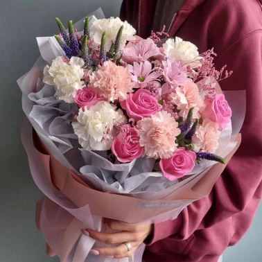 Сборный букет с гвоздиками и розами «Я ни на что не намекаю»