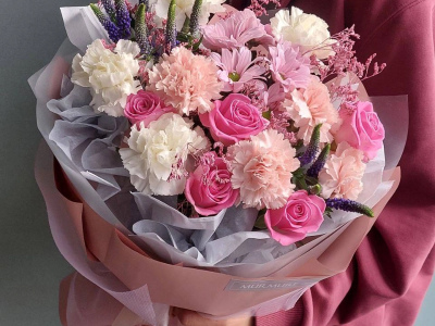 Сборный букет с гвоздиками и розами «Я ни на что не намекаю»