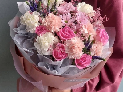 Сборный букет с гвоздиками и розами «Я ни на что не намекаю»