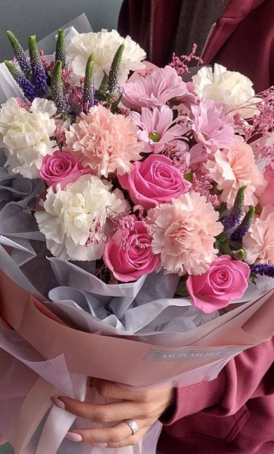 Сборный букет с гвоздиками и розами «Я ни на что не намекаю»