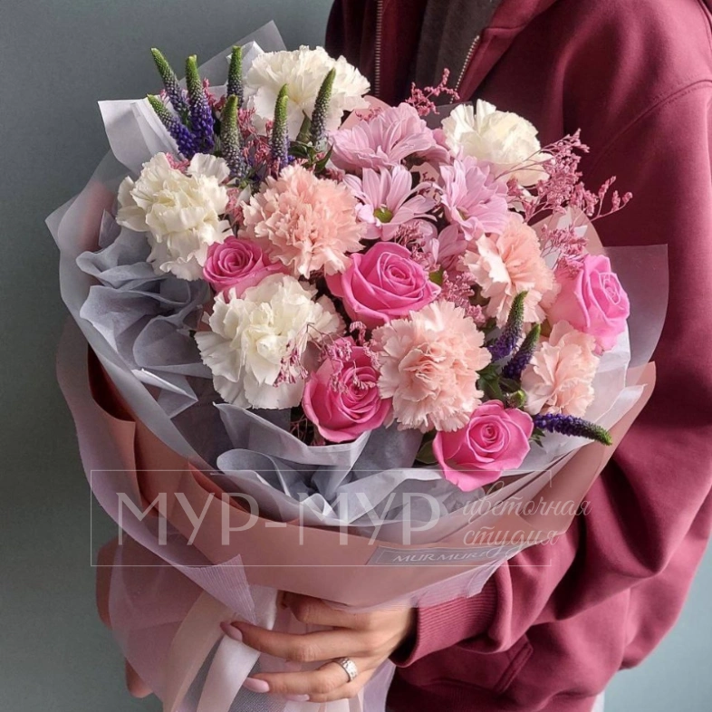 Сборный букет с гвоздиками и розами &laquo;Я ни на что не намекаю&raquo;