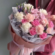 Сборный букет с гвоздиками и розами &laquo;Я ни на что не намекаю&raquo; 2