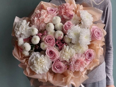 Сборный букет из кустовой хризантемы, роз и гвоздик «Без повода»